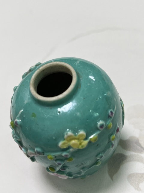 古玩陶瓷松石綠地粉彩堆塑梅花紋蓋罐真品鑒賞圖