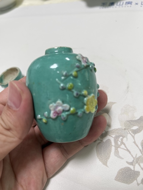 古玩陶瓷松石綠地粉彩堆塑梅花紋蓋罐真品鑒賞圖