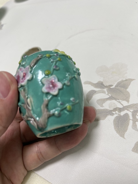 古玩陶瓷松石綠地粉彩堆塑梅花紋蓋罐真品鑒賞圖