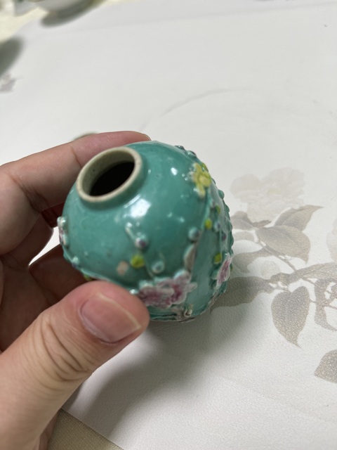 古玩陶瓷松石綠地粉彩堆塑梅花紋蓋罐真品鑒賞圖