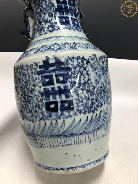 古玩陶瓷清中晚·青花纏枝喜字紋獅耳盤口瓶拍賣,當前價格888元