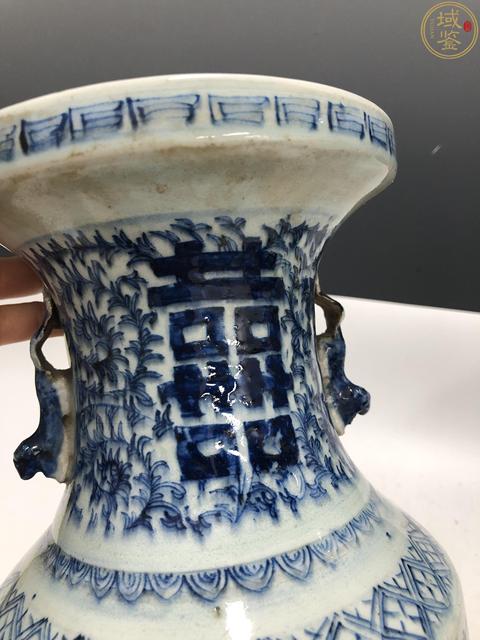 古玩陶瓷清中晚·青花纏枝喜字紋獅耳盤口瓶拍賣,當前價格888元