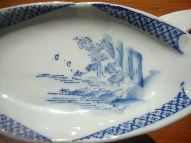 古玩陶瓷日本明治青花山水人物盤真品鑒賞圖