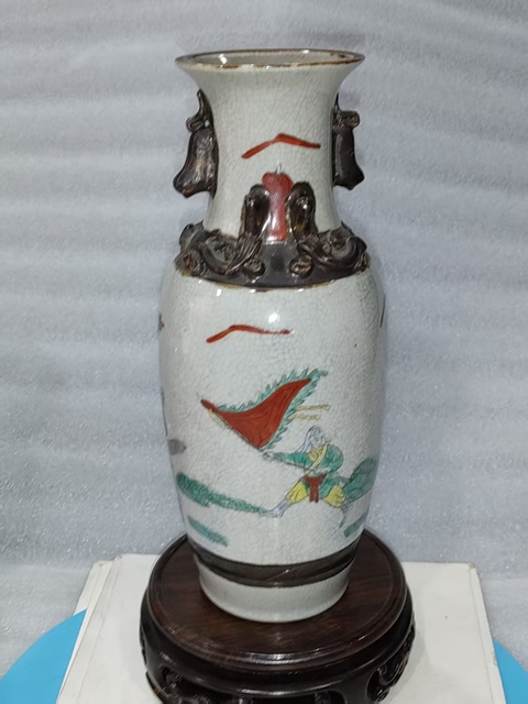 古玩陶瓷哥釉粉彩刀馬人物撇口瓶真品鑒賞圖