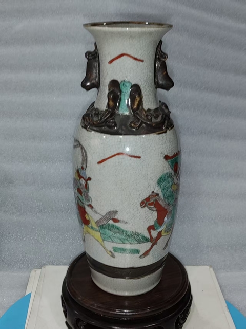 古玩陶瓷哥釉粉彩刀馬人物撇口瓶真品鑒賞圖