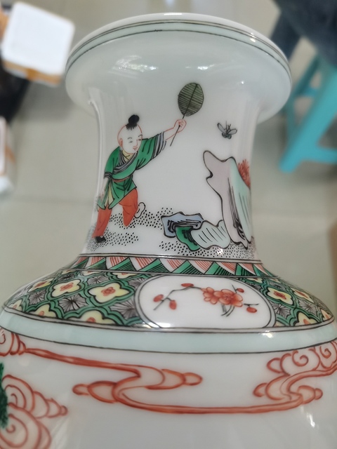 古玩陶瓷仕女嬰戲紋五彩瓶真品鑒賞圖