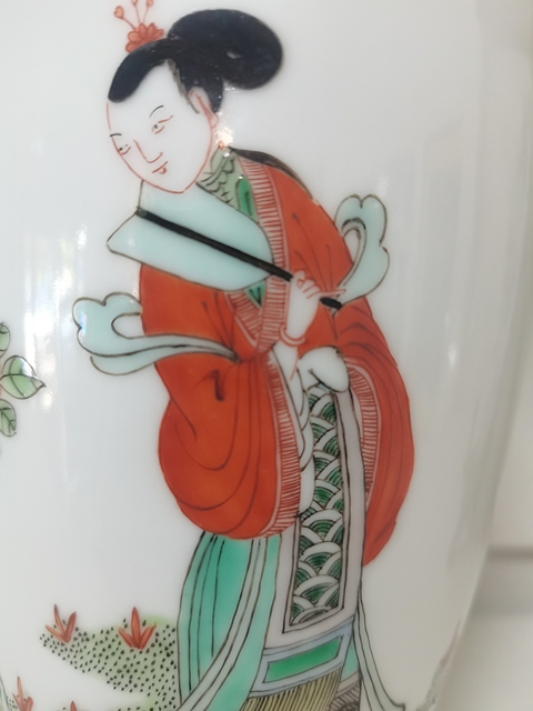 古玩陶瓷仕女嬰戲紋五彩瓶真品鑒賞圖