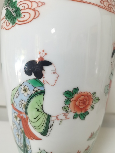古玩陶瓷仕女嬰戲紋五彩瓶真品鑒賞圖