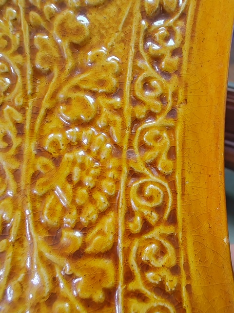古玩陶瓷黃釉花卉紋瓷枕真品鑒賞圖