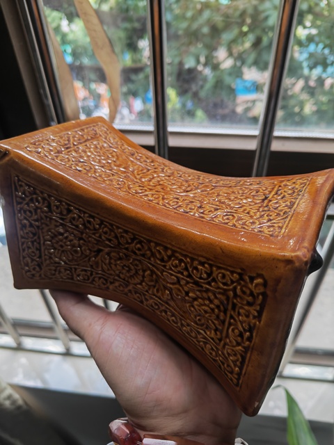 古玩陶瓷黃釉花卉紋瓷枕真品鑒賞圖