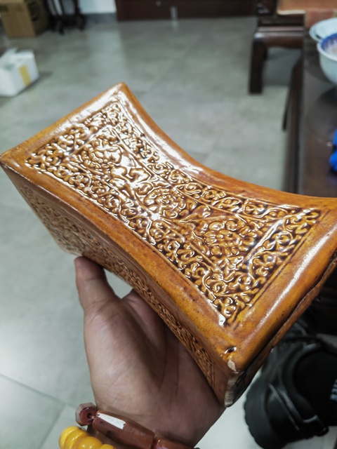 古玩陶瓷黃釉花卉紋瓷枕真品鑒賞圖