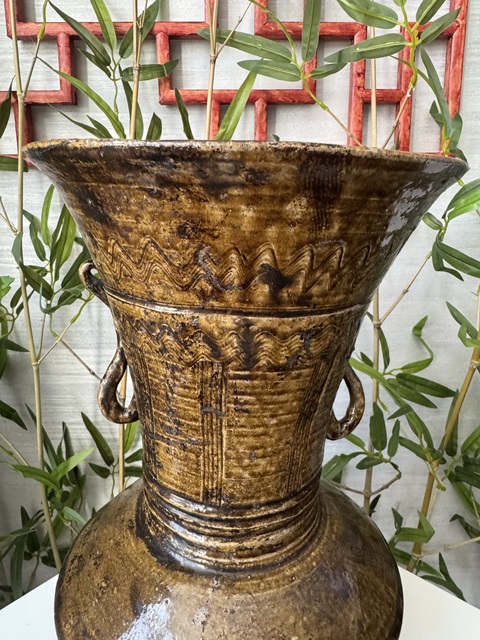 古玩陶瓷黃釉刻花撇口瓶真品鑒賞圖
