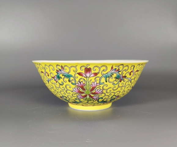 古玩陶瓷黃地粉彩福壽紋碗真品鑒賞圖