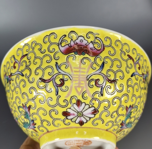 古玩陶瓷黃地粉彩福壽紋碗真品鑒賞圖
