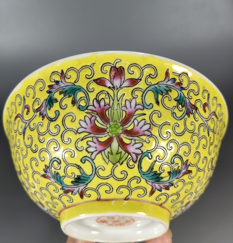 古玩陶瓷黃地粉彩福壽紋碗真品鑒賞圖