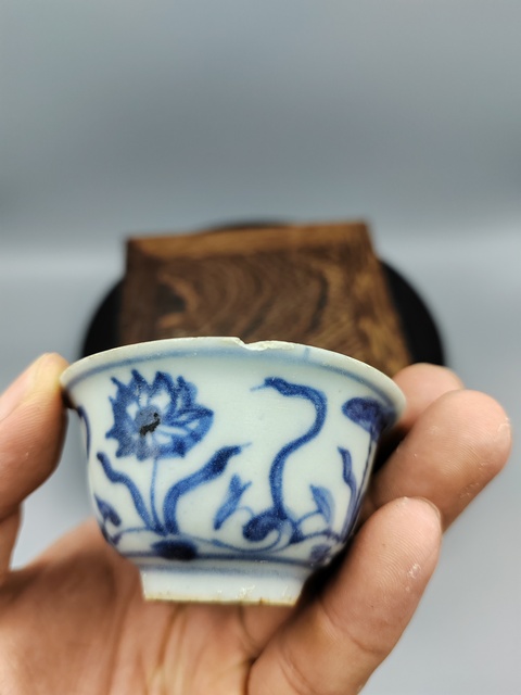 古玩陶瓷晚明青花蓮池圖杯真品鑒賞圖