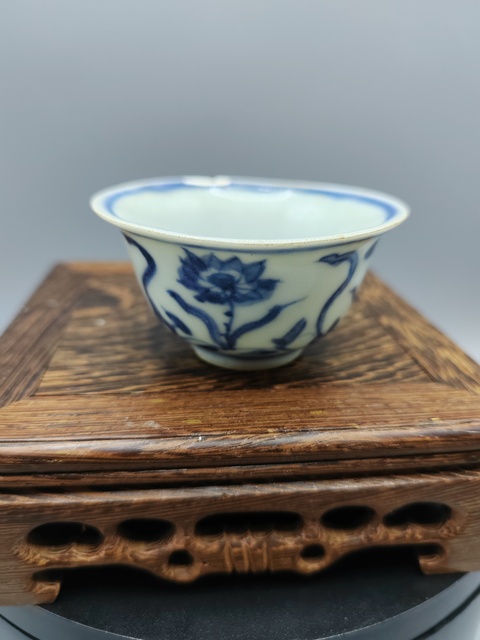古玩陶瓷晚明青花蓮池圖杯真品鑒賞圖