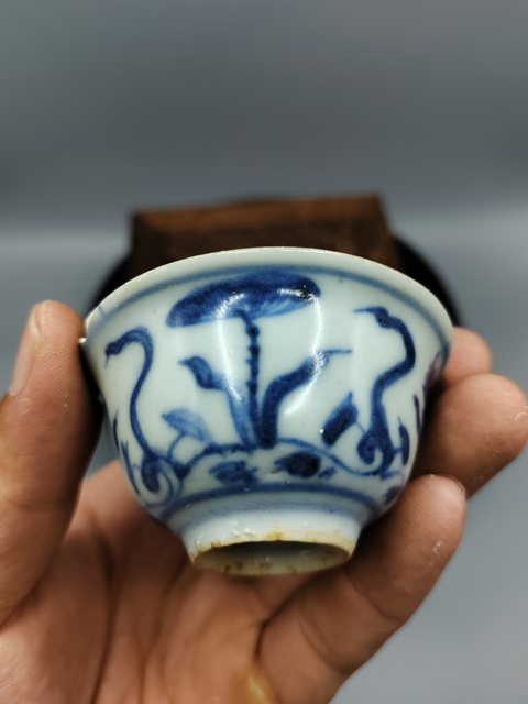 古玩陶瓷晚明青花蓮池圖杯真品鑒賞圖