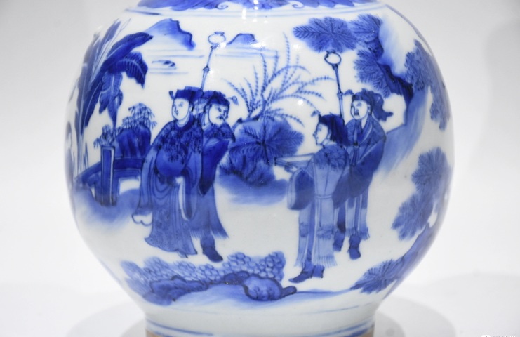 古玩陶瓷青花人物長頸瓶真品鑒賞圖