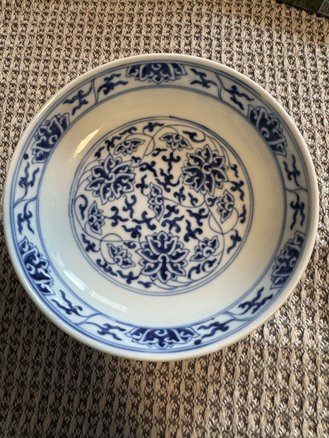 古玩陶瓷花卉紋青花盤真品鑒賞圖