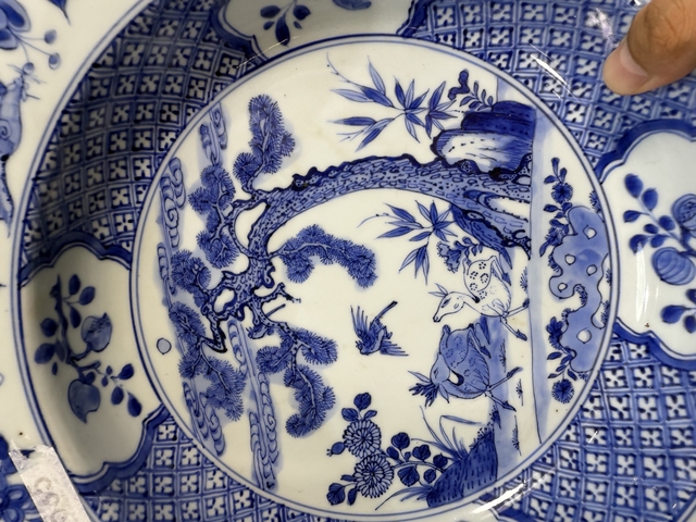 古玩陶瓷松鹿紋青花折沿深盤真品鑒賞圖