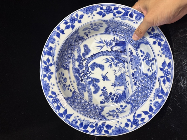 古玩陶瓷松鹿紋青花折沿深盤真品鑒賞圖