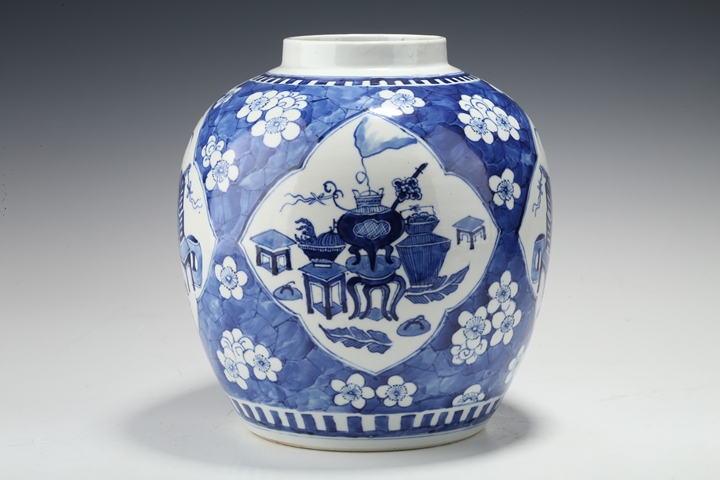 古玩陶瓷清晚·青花冰梅開窗博古紋罐真品鑒賞圖