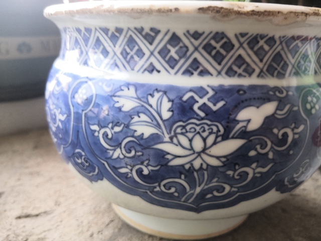 古玩陶瓷花卉紋青花圈足缽式香爐真品鑒賞圖