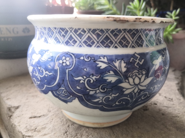 古玩陶瓷花卉紋青花圈足缽式香爐真品鑒賞圖