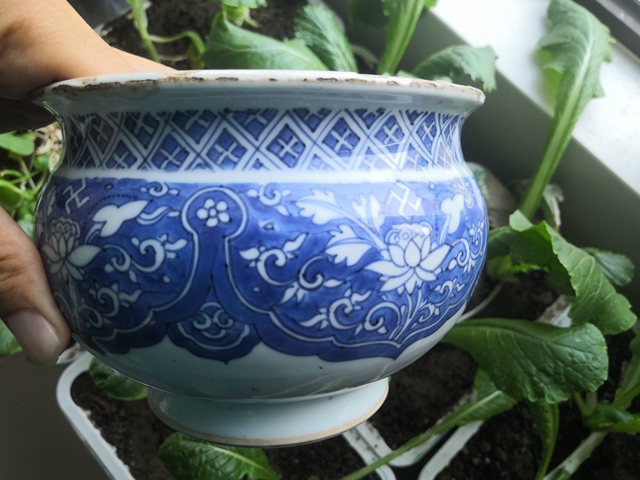 古玩陶瓷花卉紋青花圈足缽式香爐真品鑒賞圖