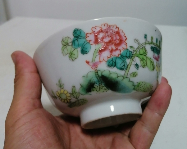 古玩陶瓷花卉紋粉彩杯真品鑒賞圖