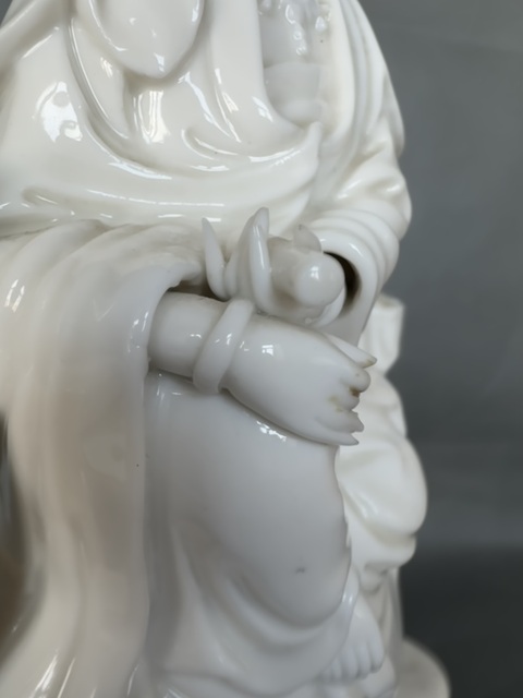 古玩陶瓷德化窯觀音塑像真品鑒賞圖