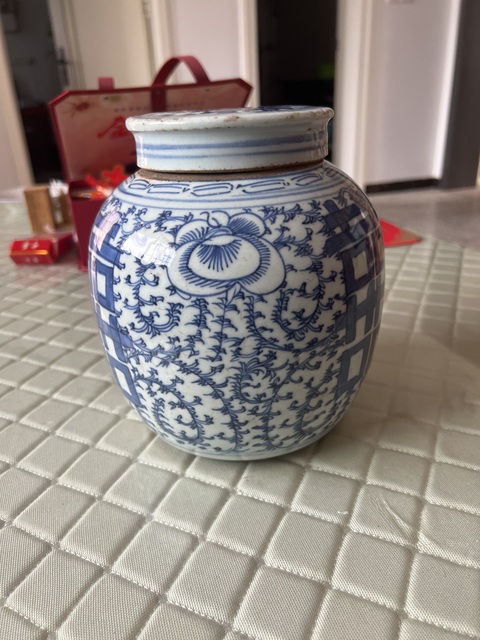 古玩陶瓷纏枝花囍字紋青花蓋罐真品鑒賞圖