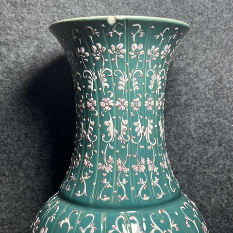 古玩陶瓷青釉地粉彩花觚真品鑒賞圖