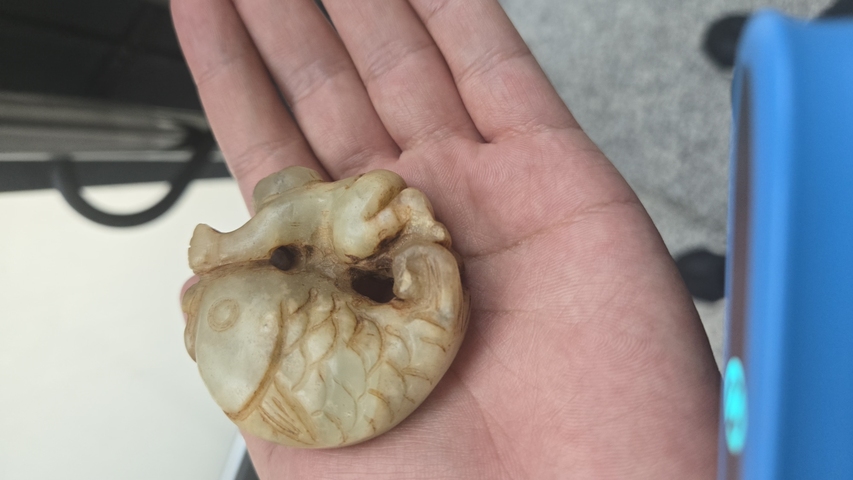 古玩玉器岫玉雕“童子抱鯉”把件真品鑒賞圖