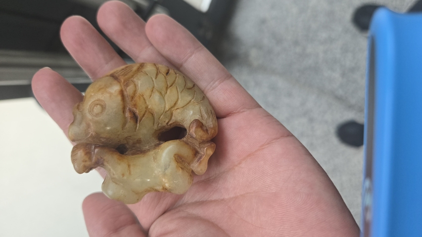 古玩玉器岫玉雕“童子抱鯉”把件真品鑒賞圖