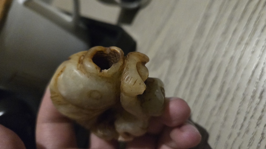 古玩玉器岫玉雕“童子抱鯉”把件真品鑒賞圖