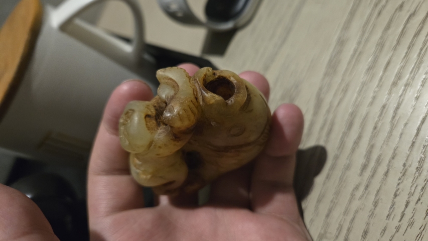 古玩玉器岫玉雕“童子抱鯉”把件真品鑒賞圖