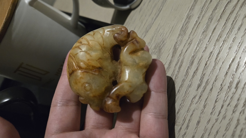 古玩玉器岫玉雕“童子抱鯉”把件真品鑒賞圖