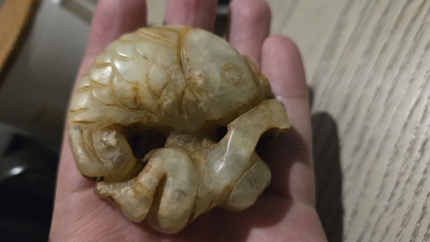 古玩玉器岫玉雕“童子抱鯉”把件真品鑒賞圖