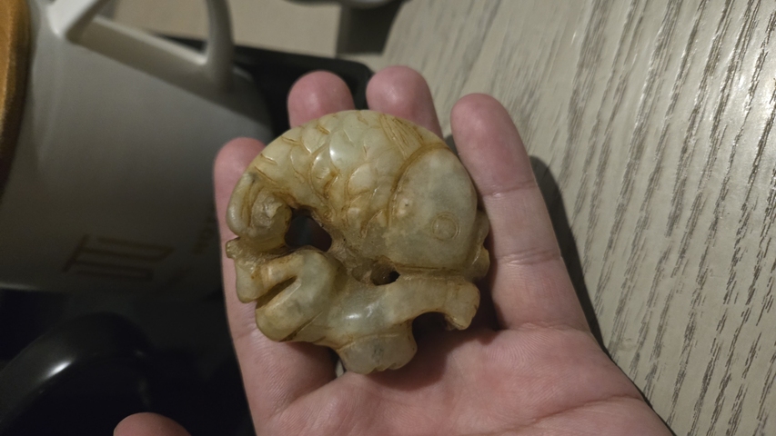 古玩玉器岫玉雕“童子抱鯉”把件真品鑒賞圖