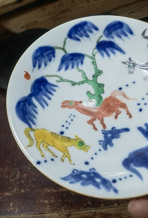 古玩陶瓷青花加彩駿馬圖盤真品鑒賞圖