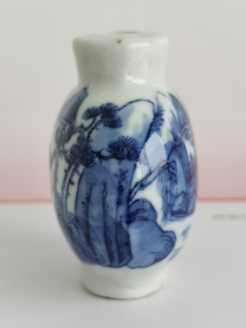 古玩陶瓷青花山水紋鼻煙壺真品鑒賞圖
