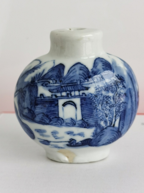 古玩陶瓷青花山水紋鼻煙壺真品鑒賞圖