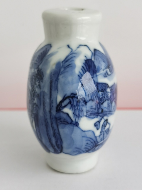 古玩陶瓷青花山水紋鼻煙壺真品鑒賞圖