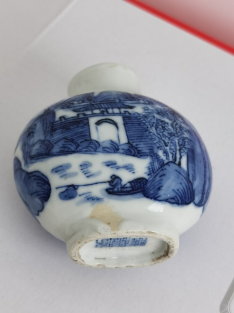 古玩陶瓷青花山水紋鼻煙壺真品鑒賞圖