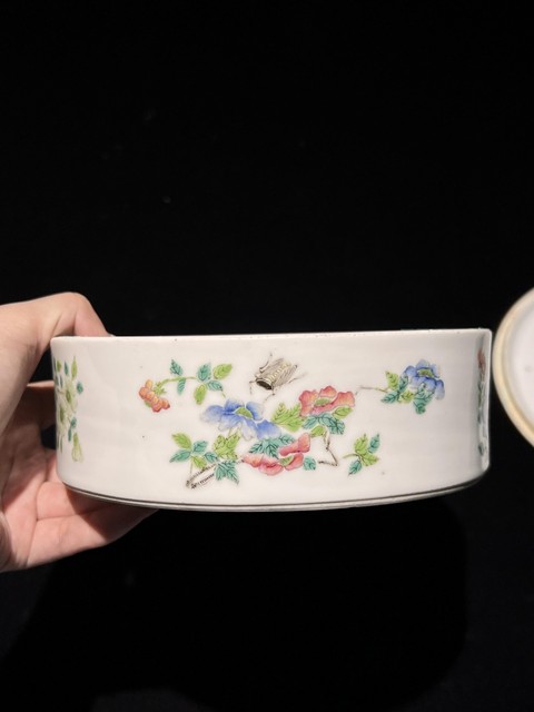 古玩陶瓷人物紋粉彩蓋盒真品鑒賞圖