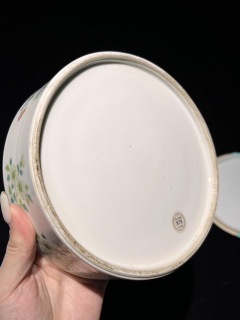 古玩陶瓷人物紋粉彩蓋盒真品鑒賞圖