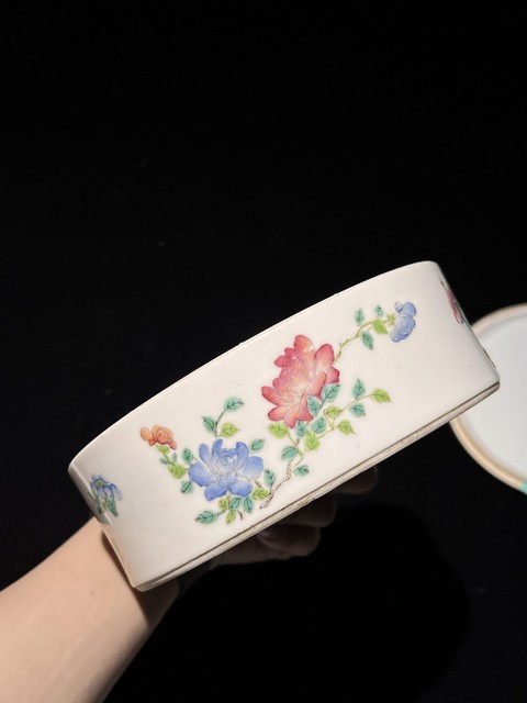 古玩陶瓷人物紋粉彩蓋盒真品鑒賞圖