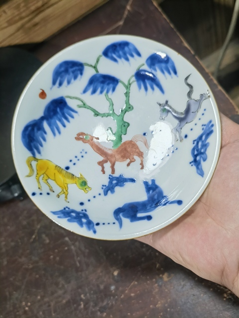 古玩陶瓷青花加彩駿馬圖盤真品鑒賞圖